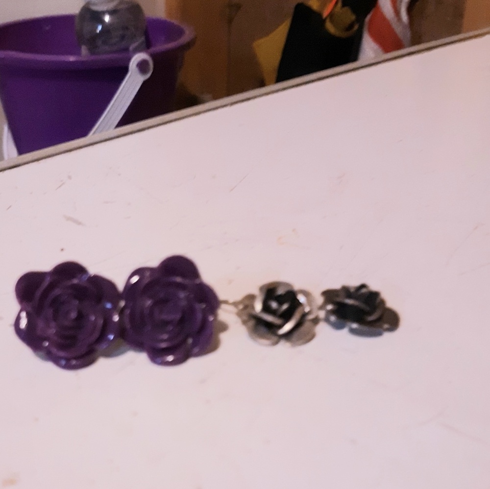 2 sets of flower earrings